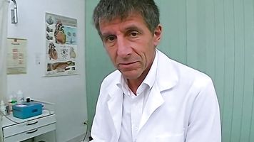 Perverser Doktor fickt anus Patientin auf Krankenschein