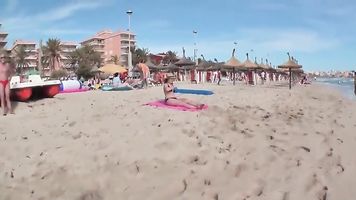 Blondine am Strand abgeschleppt