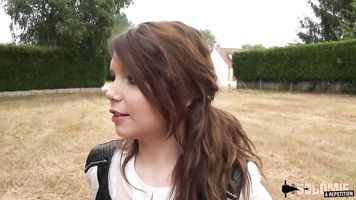 Angela, jeune timide se dévergonde en foursome