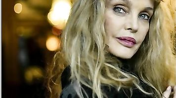 Dominé Par Arielle Dombasle